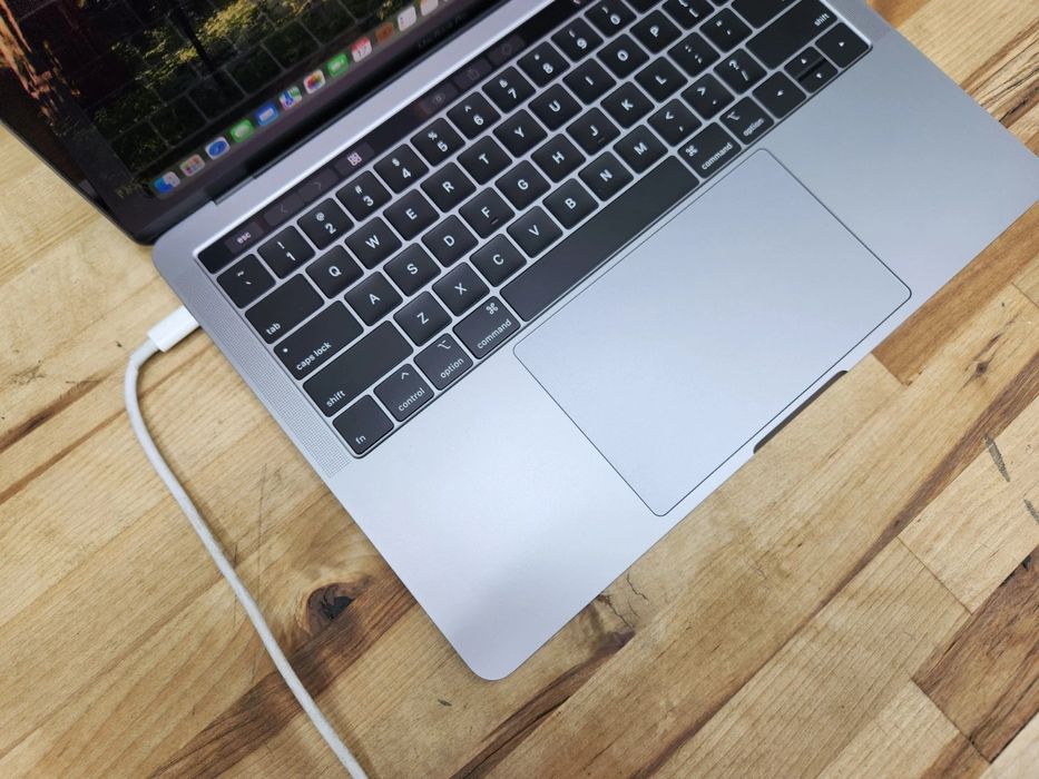 MacBook pro 13 inch Touch bar 16 Gb ram
