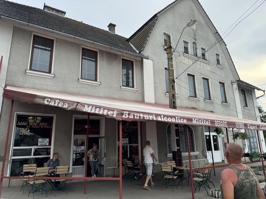 Cladire 633 mp, spații comerciale + etaj cu 10 camere – eligibilă PTJ