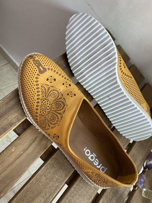Espadrile noi de piele, comode, cu o broderie de mandale si floricele