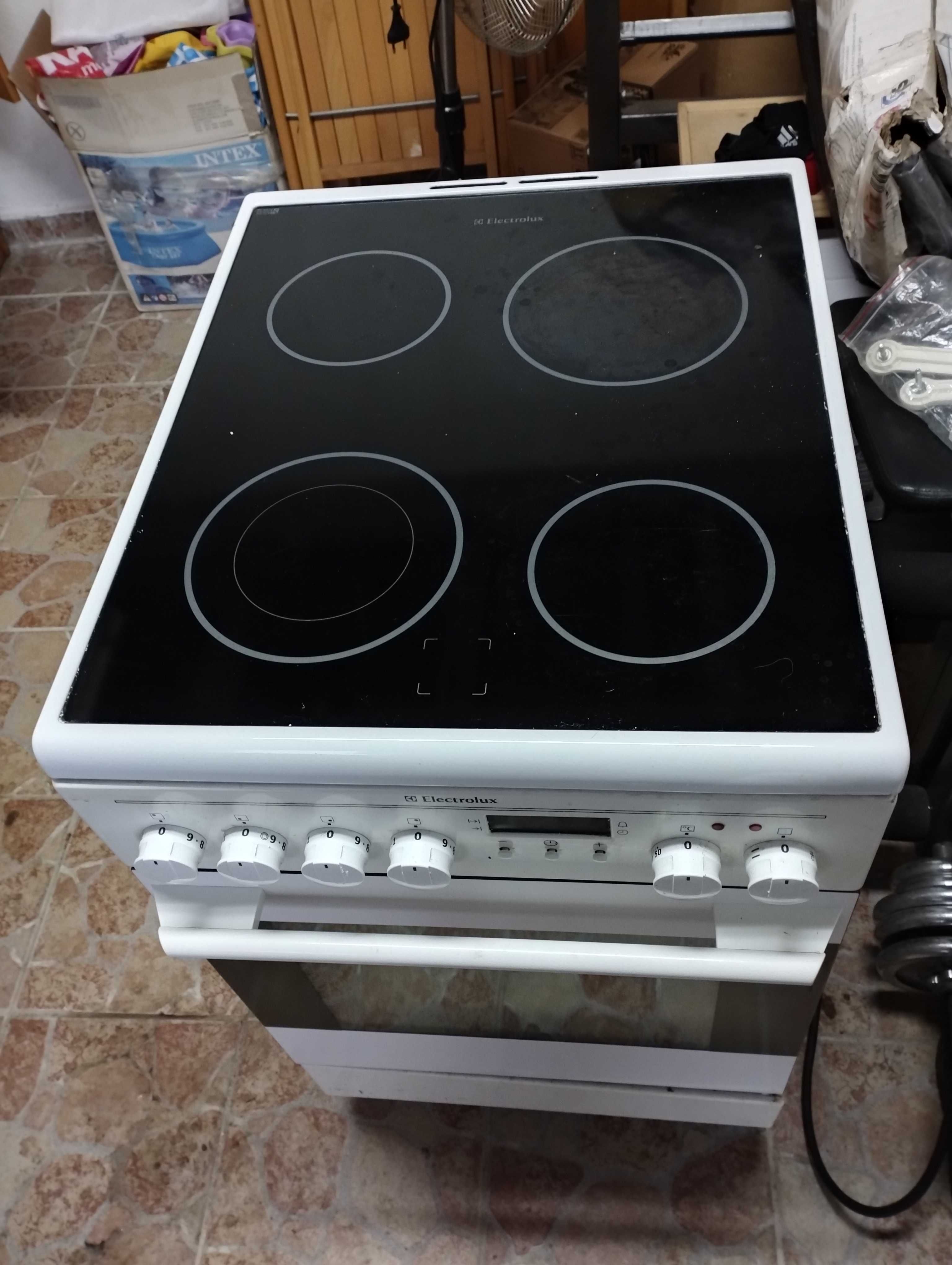 Готварска печка с керамични котлони Електролукс