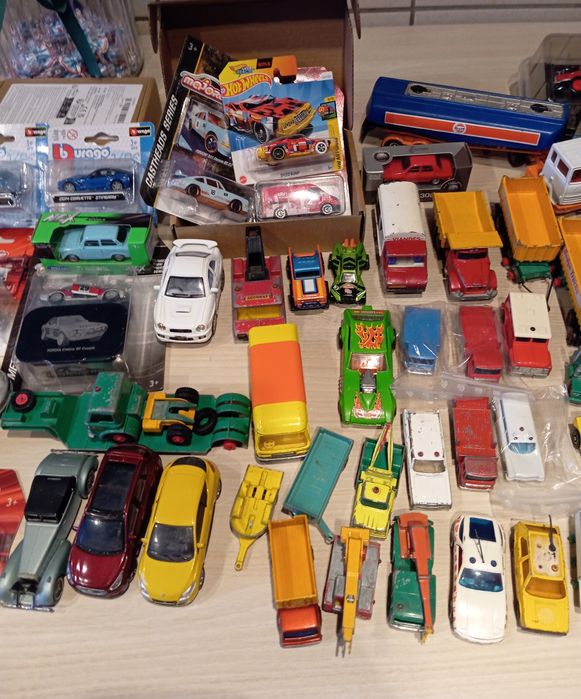 Multe mașinuțe metal