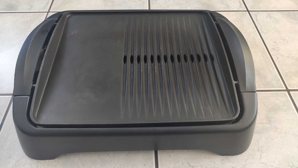 Продавам бездимна, незалепваща скара Philips HD4427