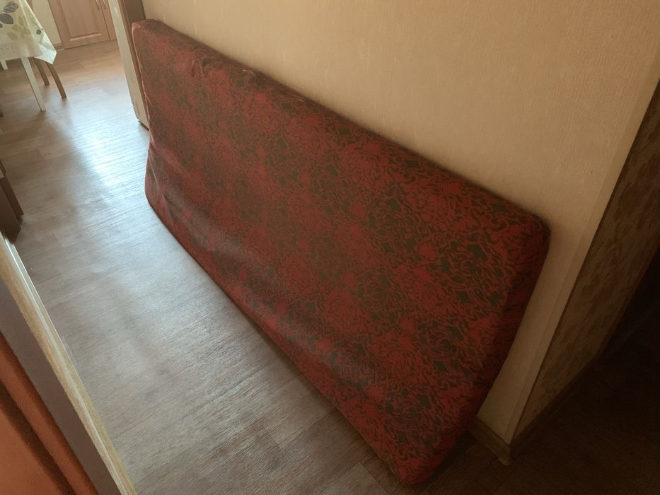 Отдам матрас пружинный