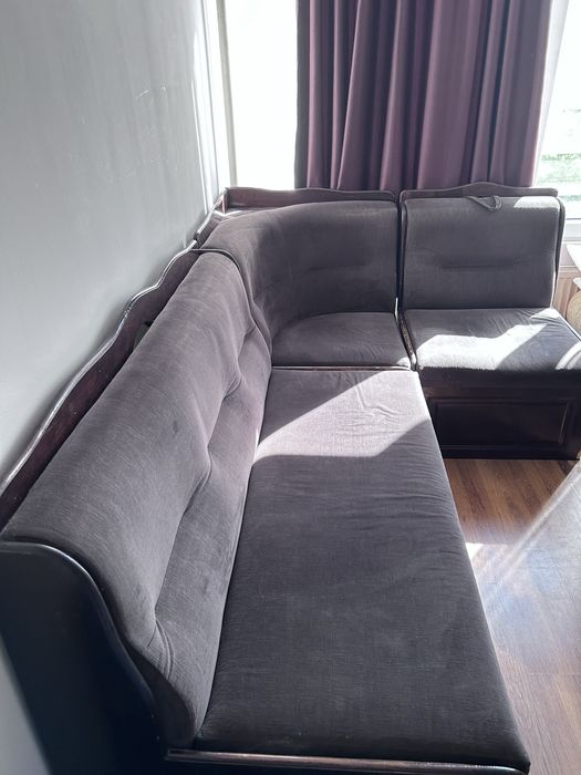 Разтегателен диван и маса с 6стола