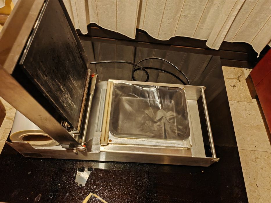 Aparat de ambalat caserole alimentare