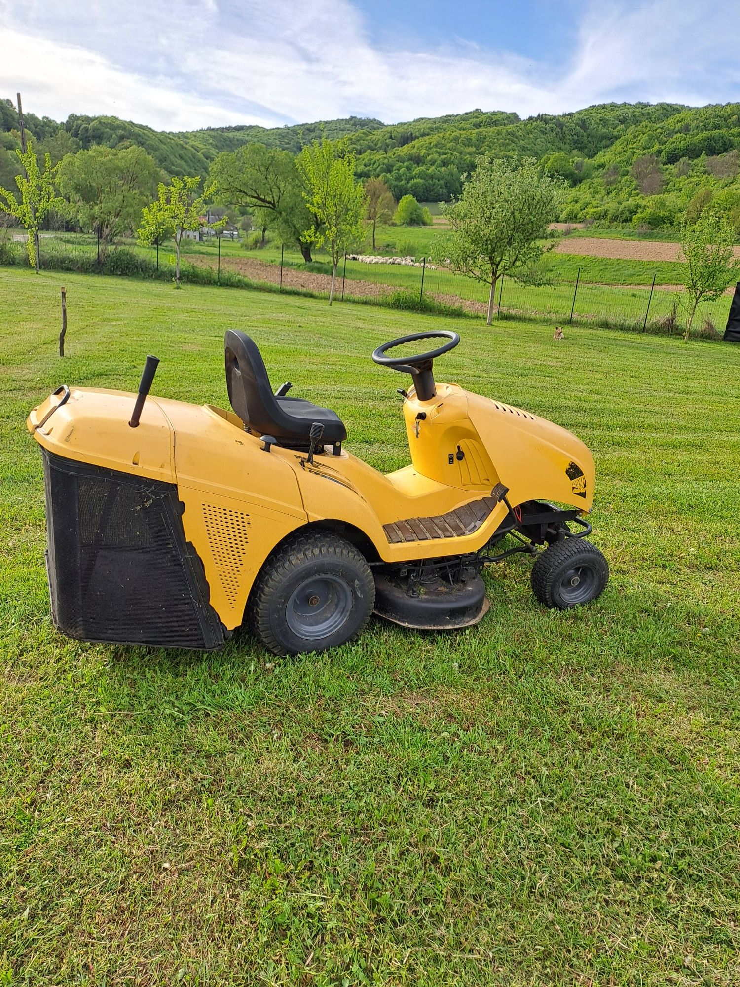 Vând tractoraș de cosit iarba