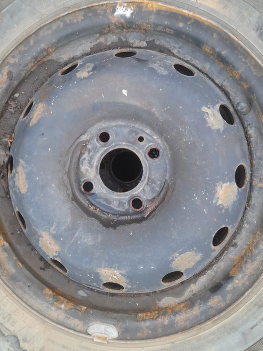 Vand roata dacia logan cu anvelopa 185 65 15 matador iarna ca nou