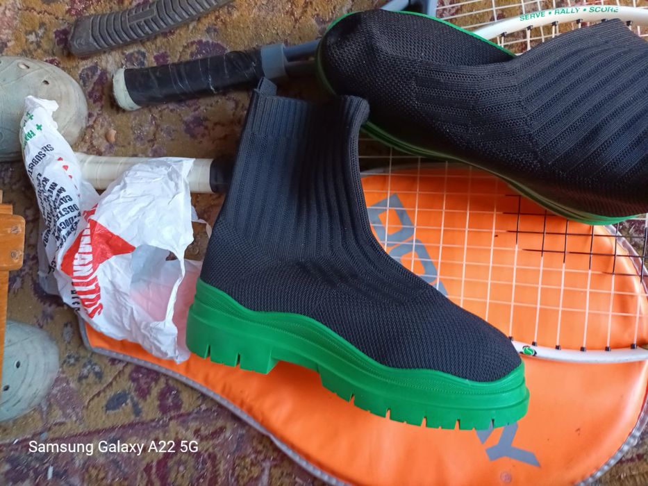 Cizme noi aduse din Anglia