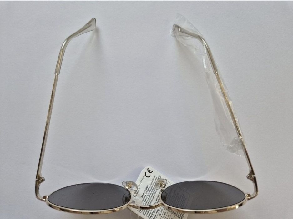 Ochelari de soare cu etui dreptunghiulari Avon