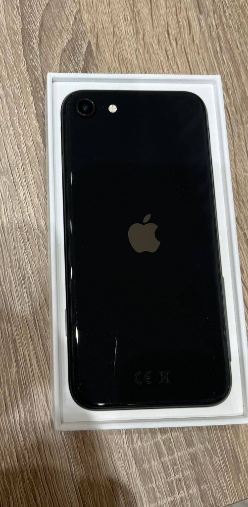 Продавам iPhone SE -2020