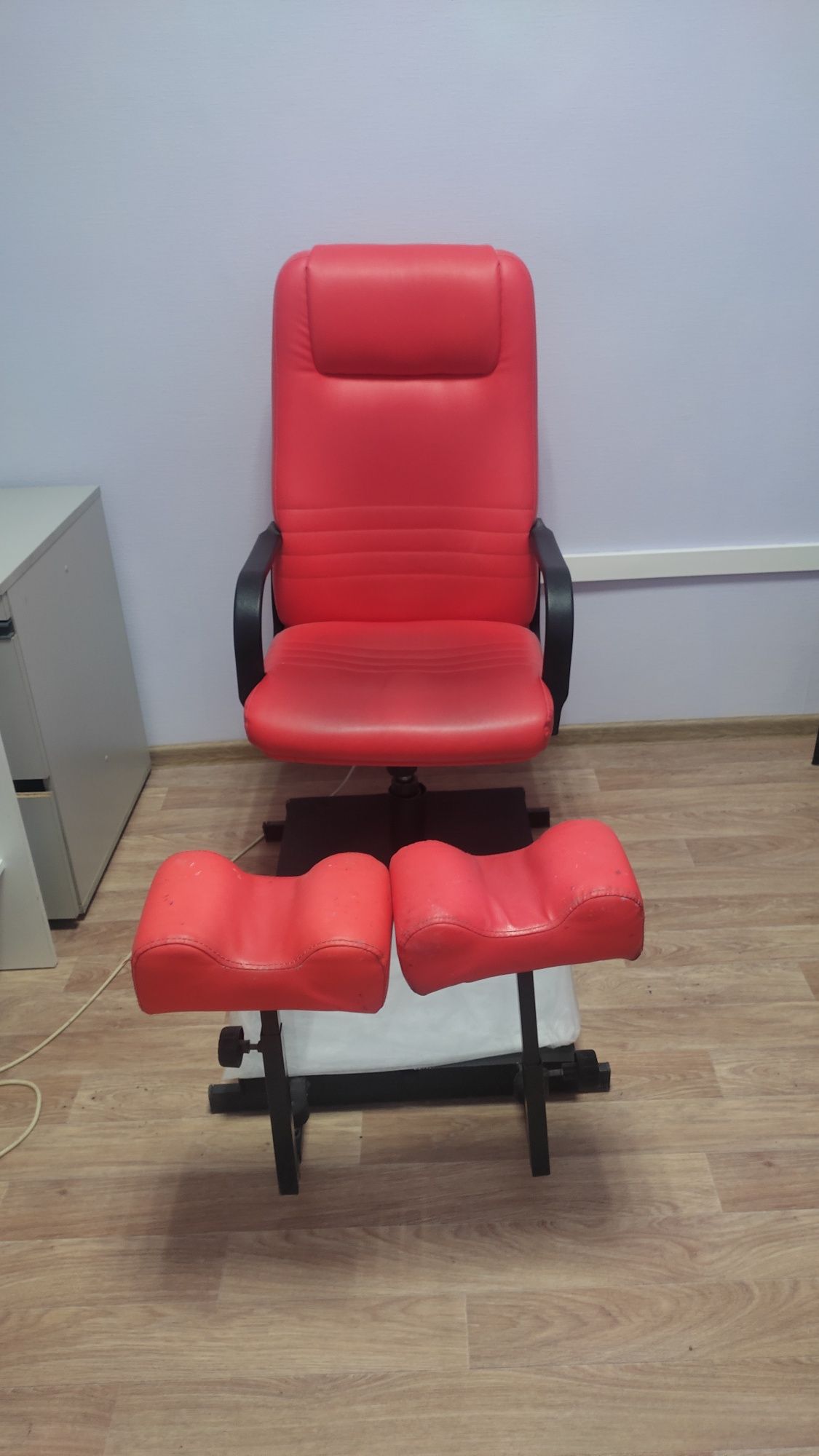 Срочно! продается кресло с двумя подставами