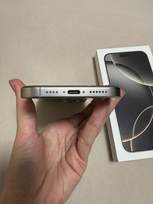 Продавам Iphone 16 pro max 1799лв. 256GB 99% живот на батерия.