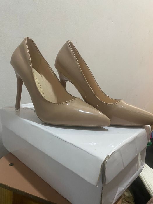 Бір екі рет киілген арзан бағада  қарасы 8000мың  қоңыры 7000