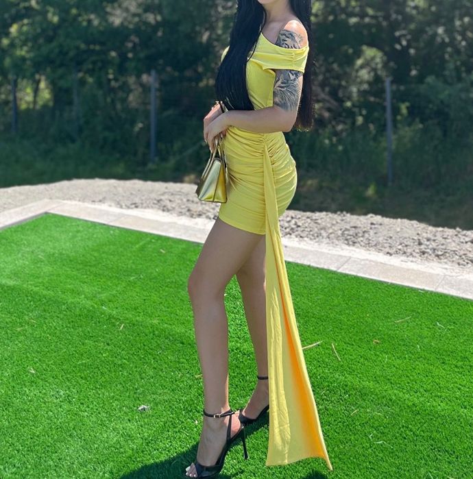 Жълта рокля с ефект