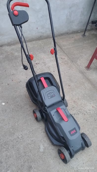 Vând mașina electrică de tuns iarba Skil .