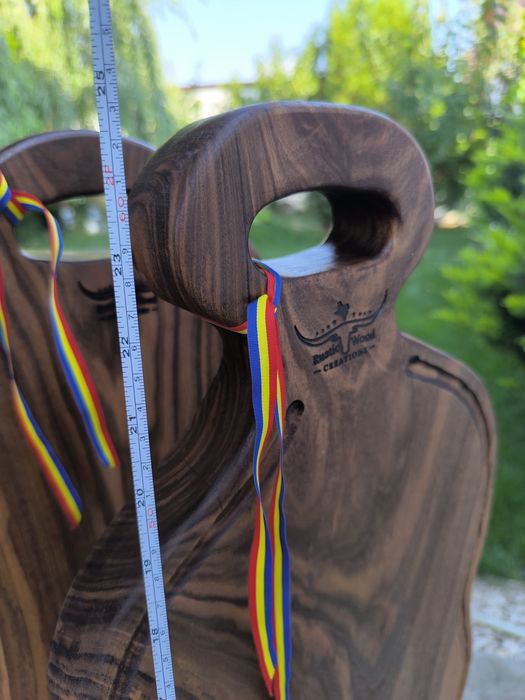 Vand tocator din lemn de nuc