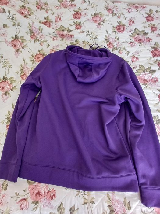 Продавам суитчер UNDER ARMOUR