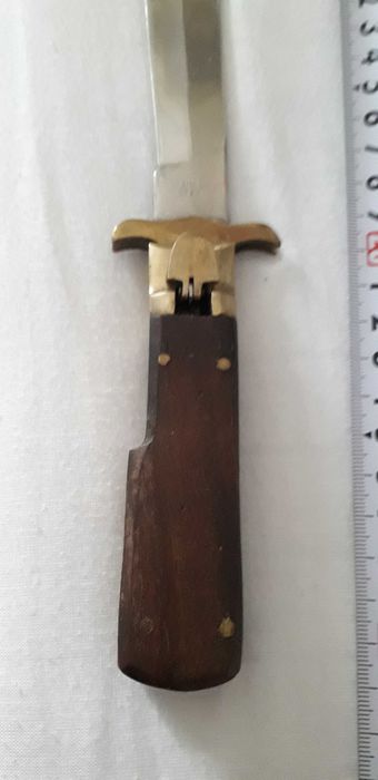 Pumnal pliabil funcțional.