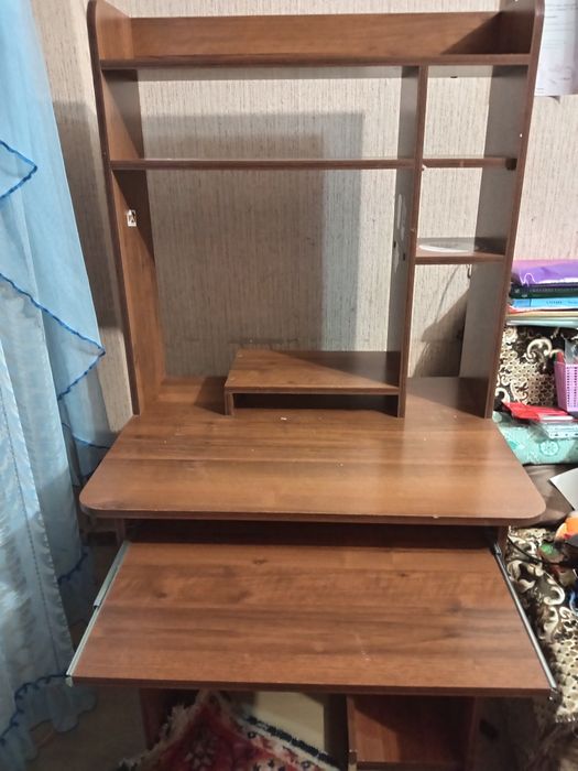 Продам стол для школьника(цы), для занятий или под компьютер