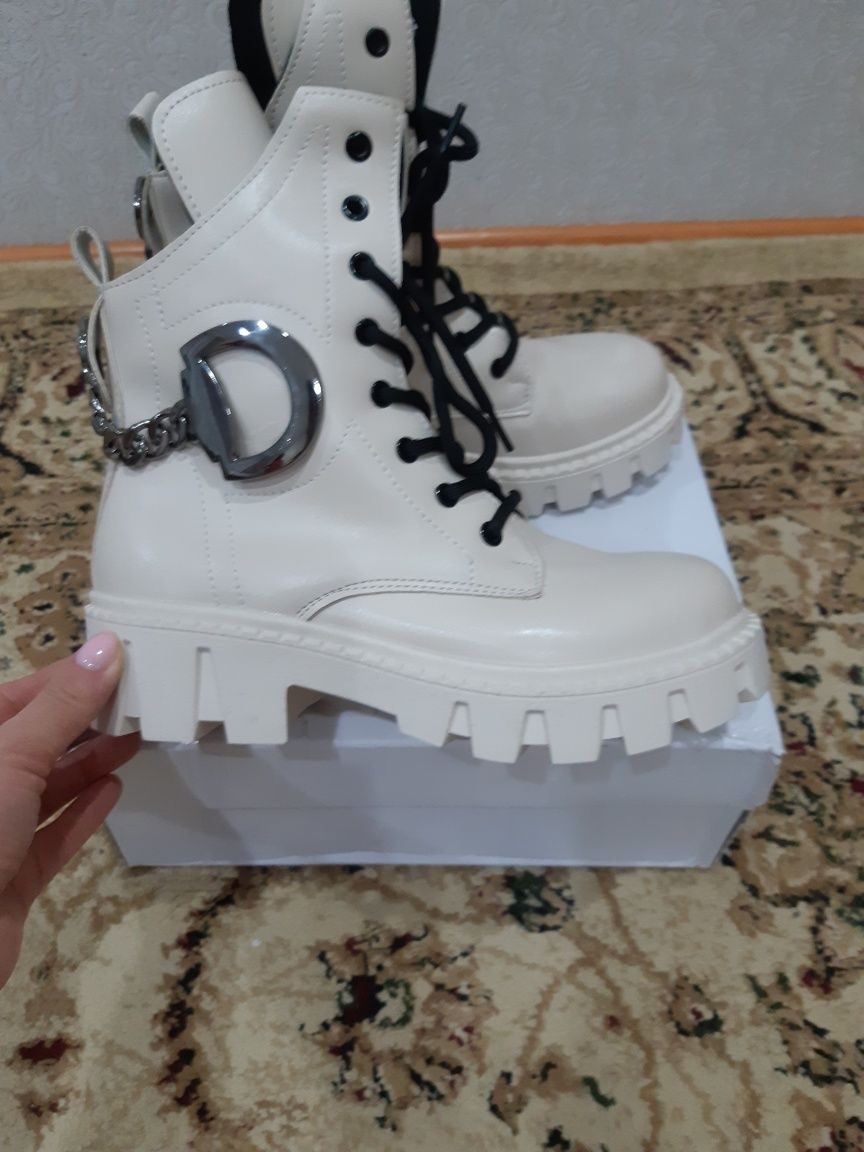 Продам новые весенние сапоги