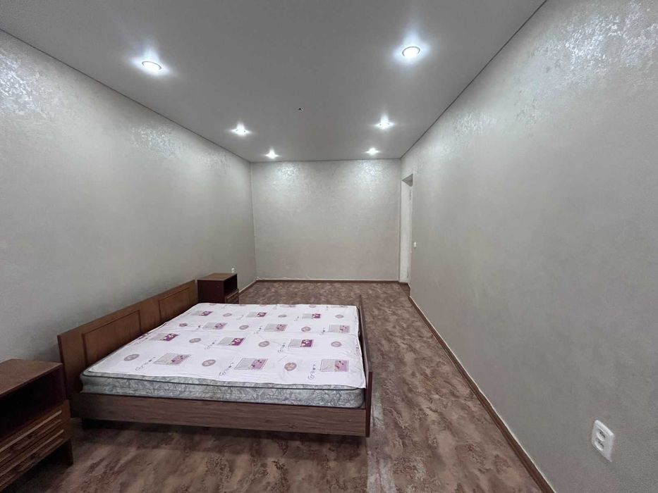 продам 2 комнатную квартиру на 2 этаже. Центр.