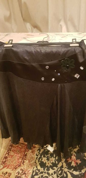 Fusta neagra cu broderie si pietre