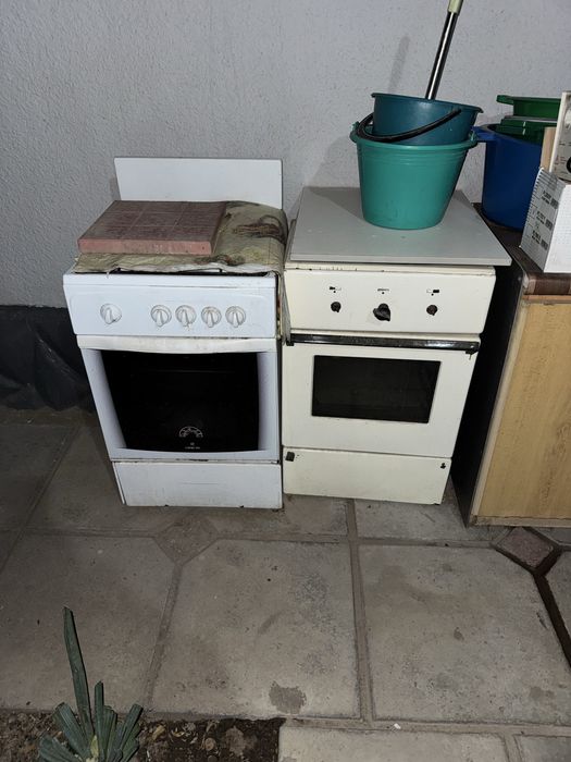 Газ плита 2 шт. 4 камфорная и 2 камфорная.