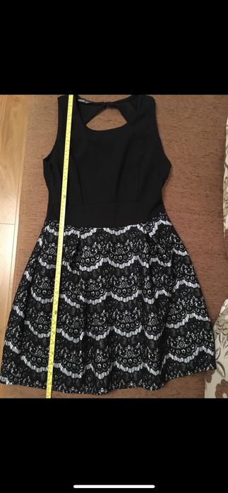 Vand rochita cu spatele un pic gol