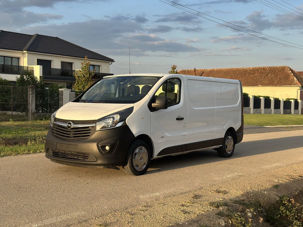 Opel Vivaro - 1.6 CDTI BiTurbo, An 2017, 3 locuri, 250.000km, Clima