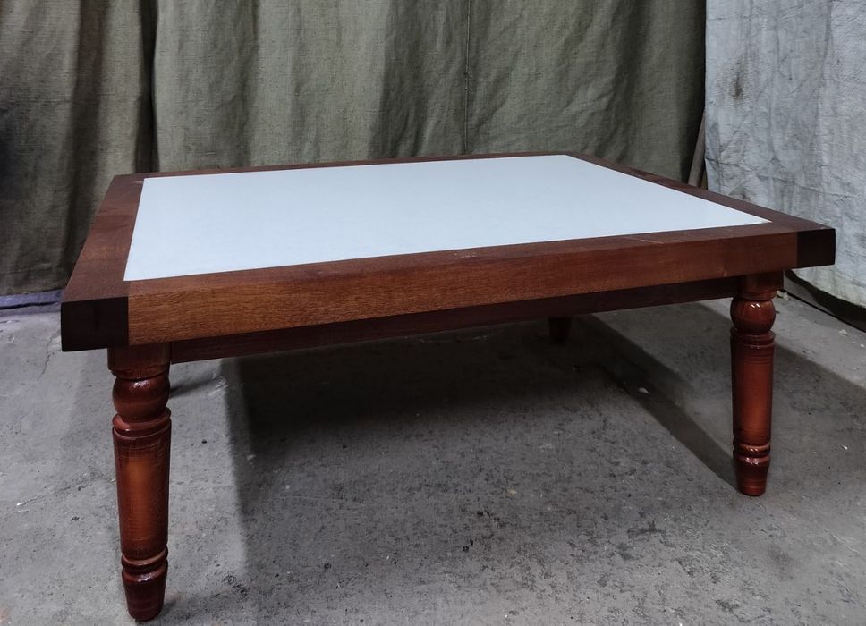 Стол из красного дерева