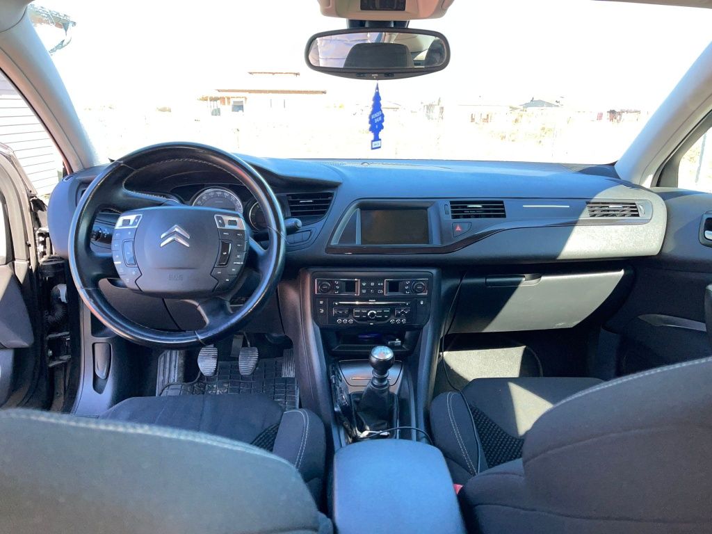 Citroen C5 2009  2.0 HDI
__Dotari:__
-geamuri electrice față și spa