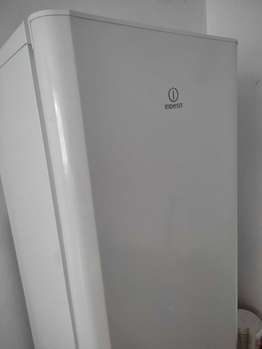 Отдам холодильник Indesit, самовывоз