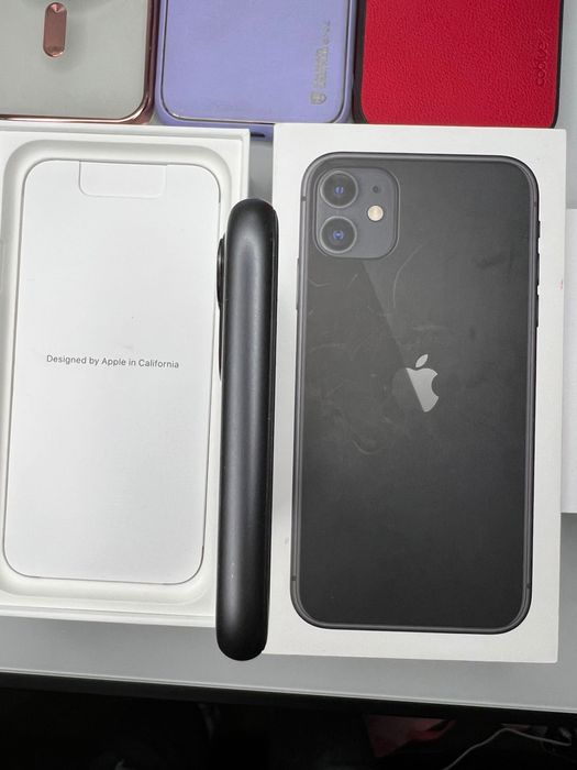 Iphone 11 , 128 GB + 2 протектора ,3 калъфа и слушалки