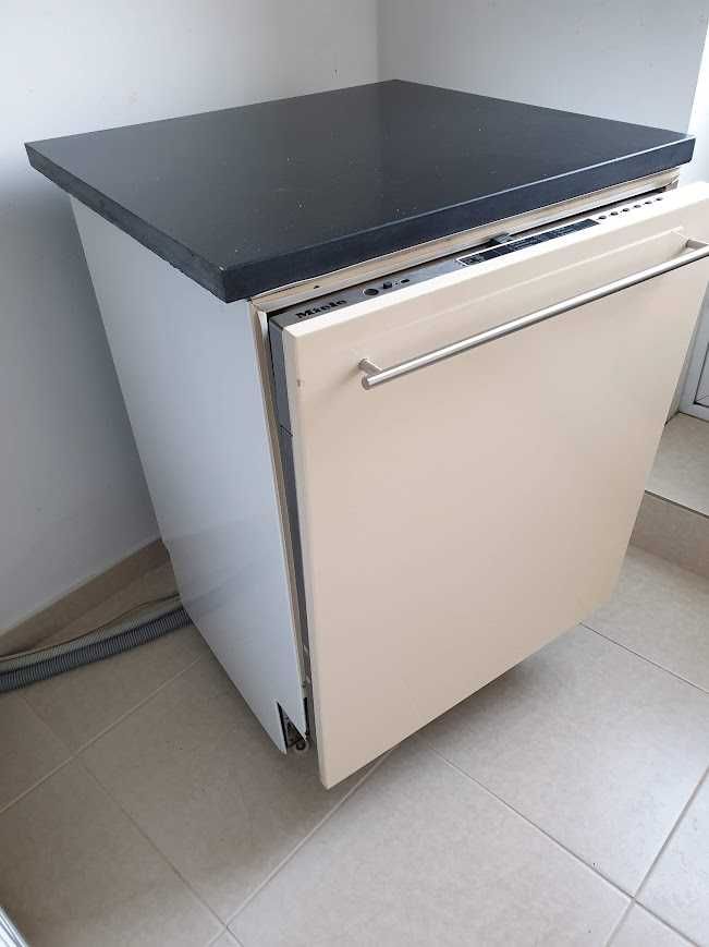 Miele Съдомиялна - 14 Комплекта за Пълно Вграждане 60см