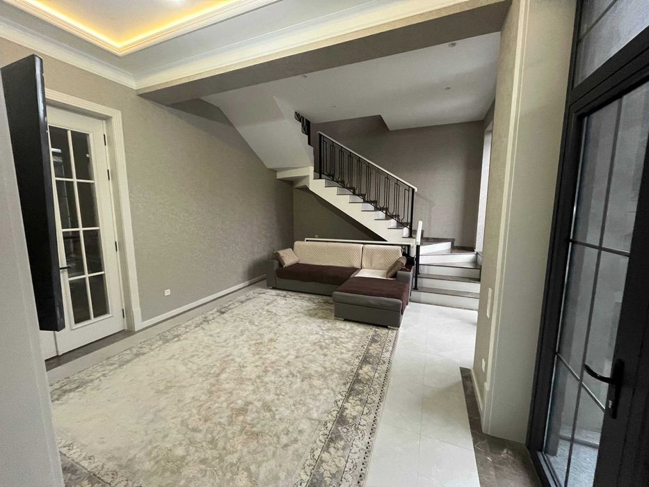 Коттедж. Евроремонт. Хайтек. ! СРОЧНО !