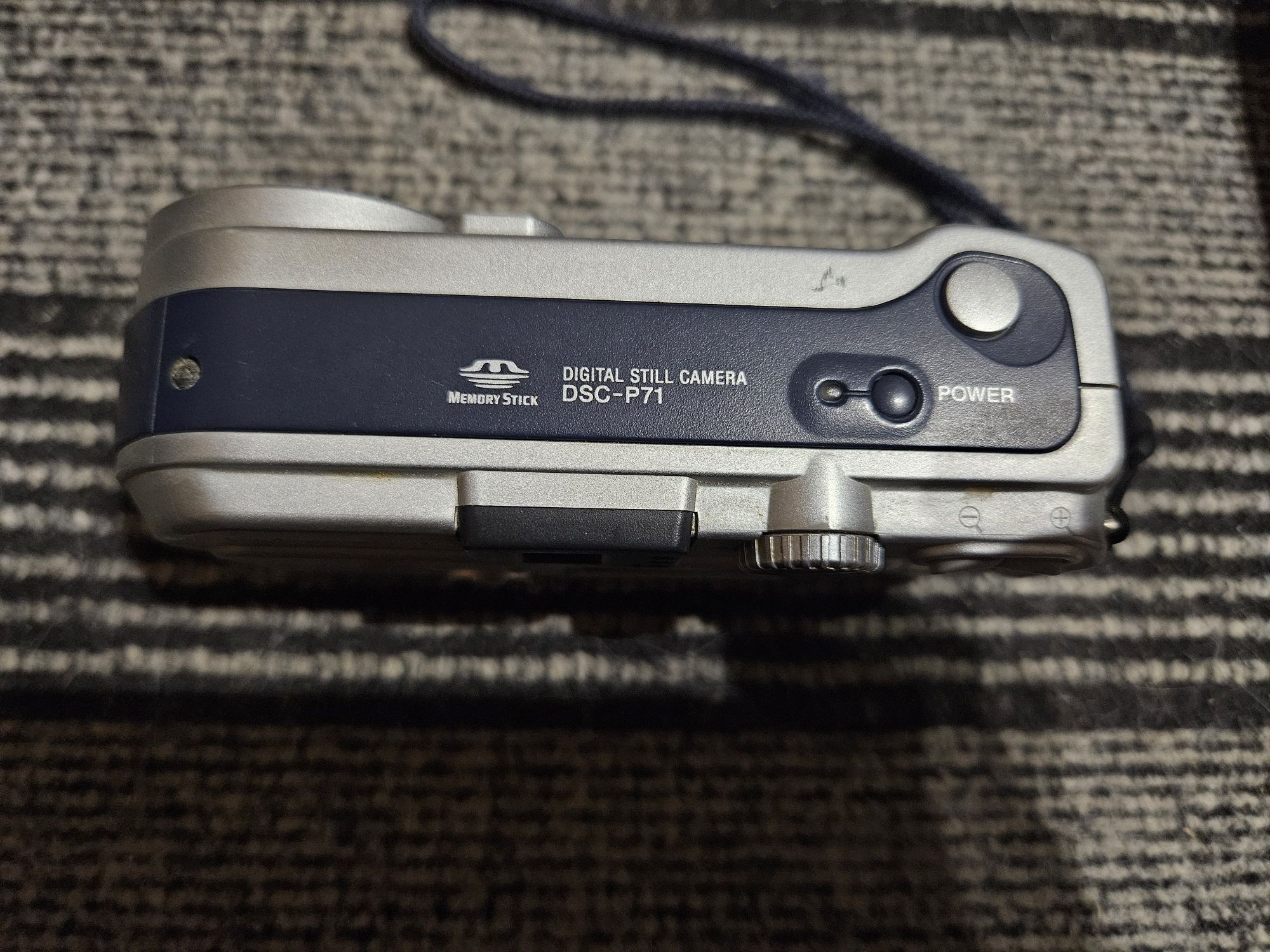 Цифровой фотоаппарат Sony DSC-P71