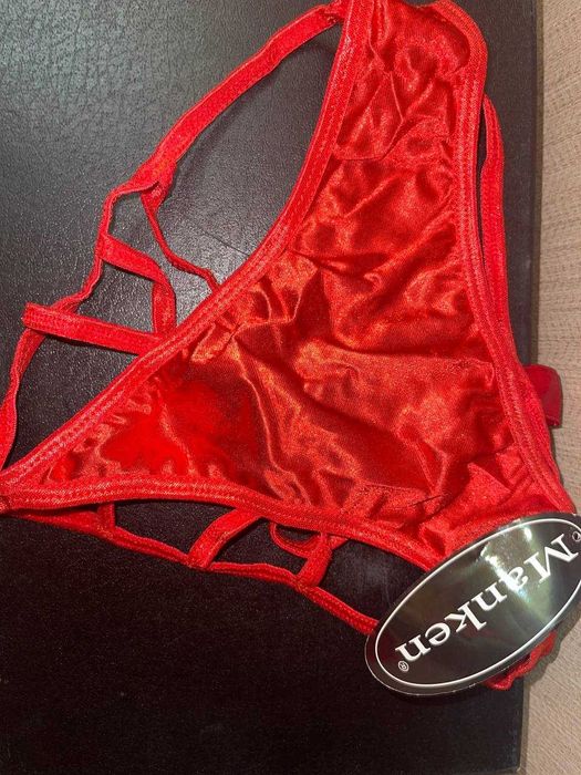 Красные стринги.