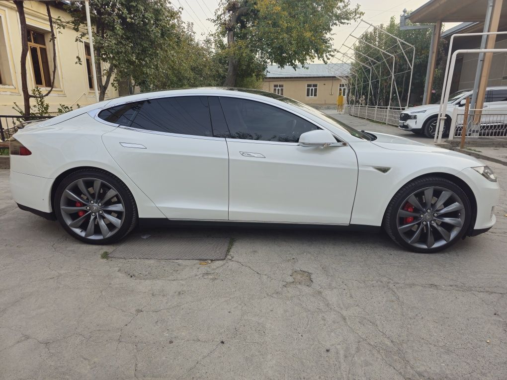 Tesla model S 85+