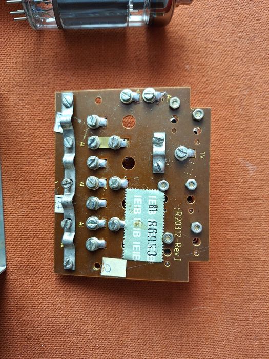 Componente radio pe lampi vechi