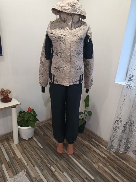 Дамска ски екипировка като нова; долнището е на марката Obermeyer, яке