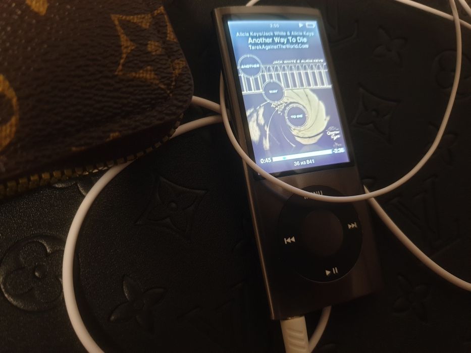 Assalom alekum Ipod Sotiladi holati yangidek tinniq ishlab turdibdi