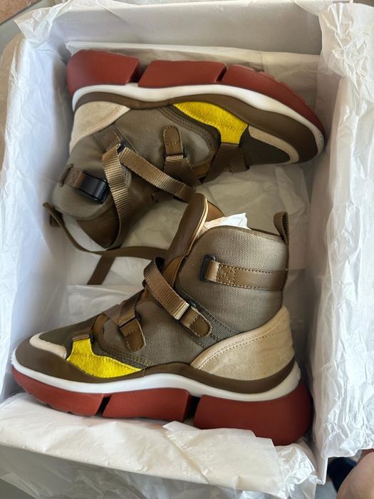 Vand ghete Chloe noi