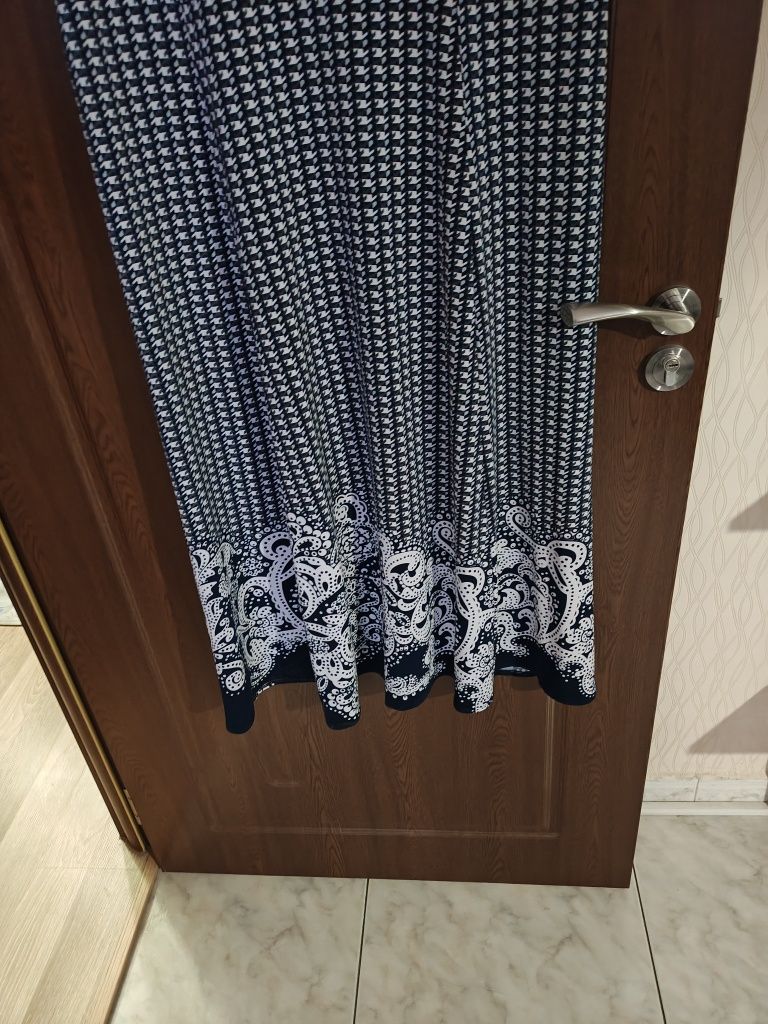 Продавам рокля бяло и синьо