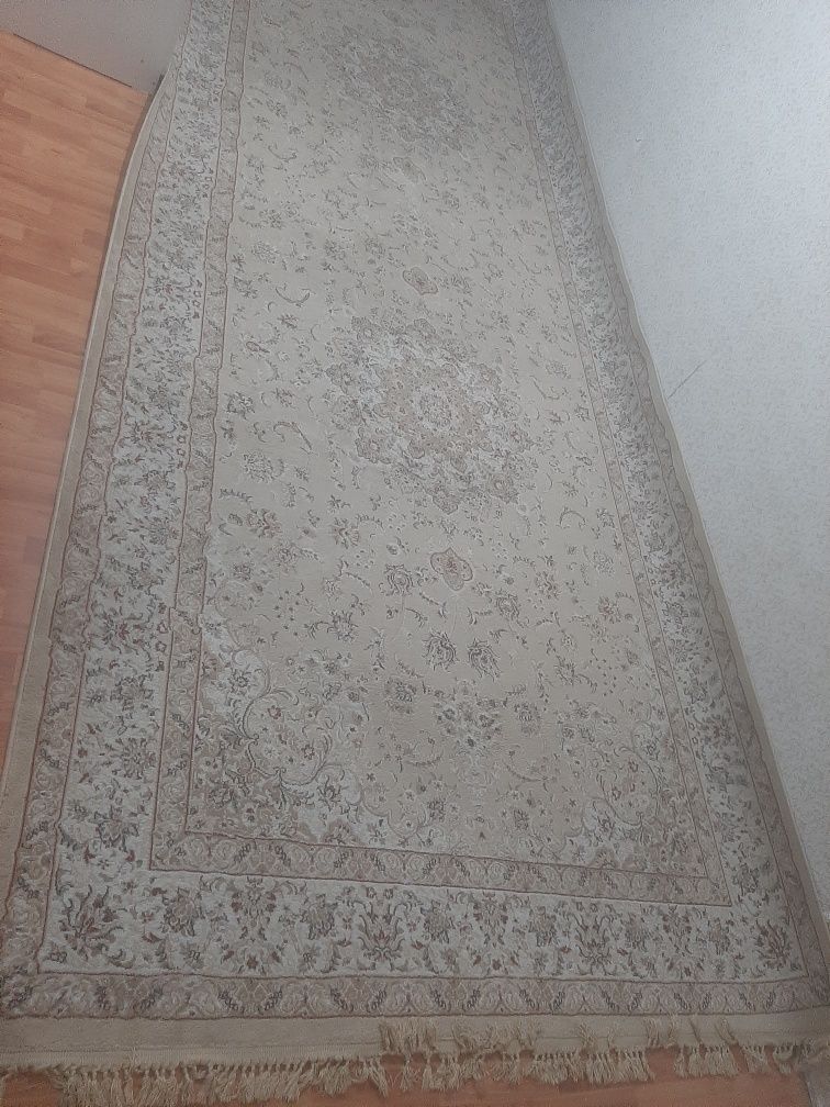 Продаётся ковёр.