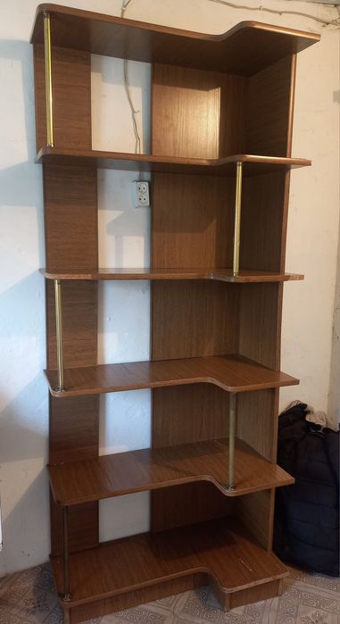 Стеллаж с металлическими стойками