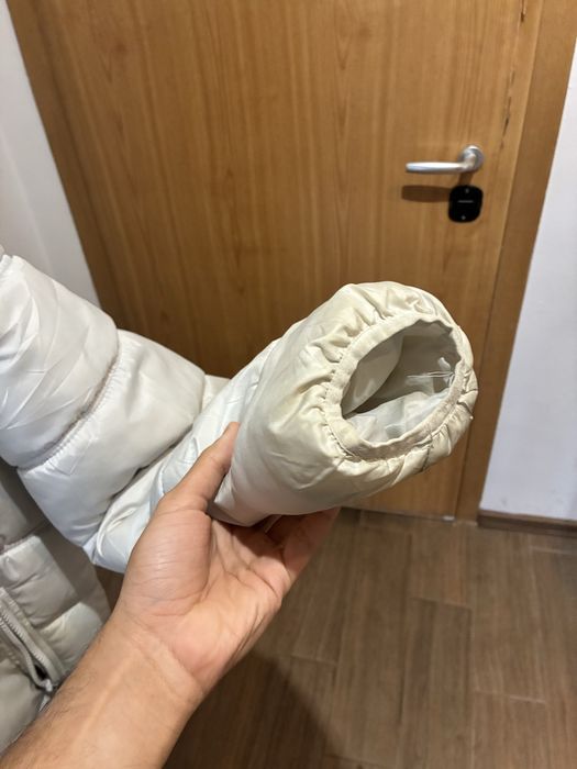 бяло пухено яке.