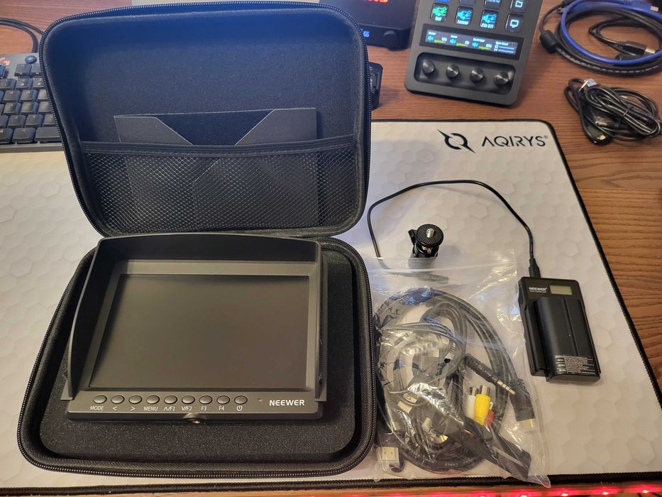 Monitor extern foto/video Neewer F100, kit complet, husa de transport