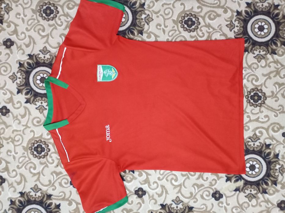 Futbolka Lokomotiv original holati yaxshi garantiyasi bor sifatli.