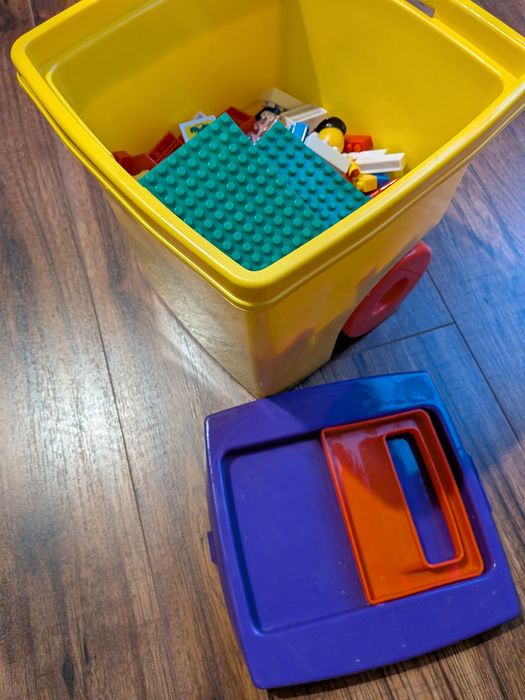 Детски конструктор в транспортна  кутия с колела