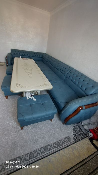 Уголок катта столи билан доставка ичинда